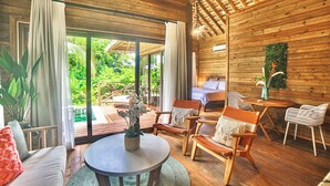 Un interno in legno con un divano, sedie, un tavolo e un letto.