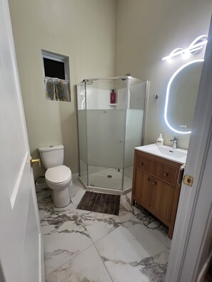 Bathroom - Cozy and quiet house in fredericton near trails (Fredericton)