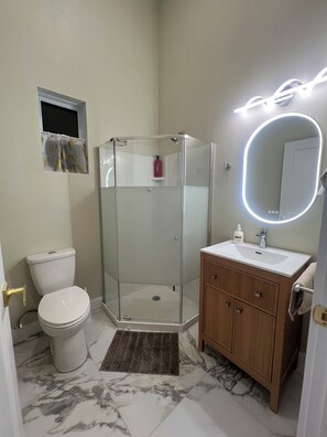 Haartrockner, Handtücher, Seife, Toilettenpapier