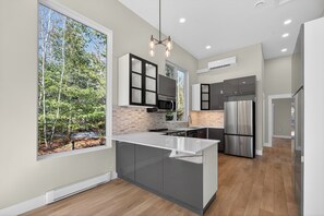 Private kitchen - Cozy and quiet house in fredericton near trails (Fredericton)