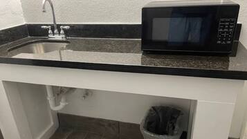 Room, 1 King Bed, Non Smoking | Bathroom