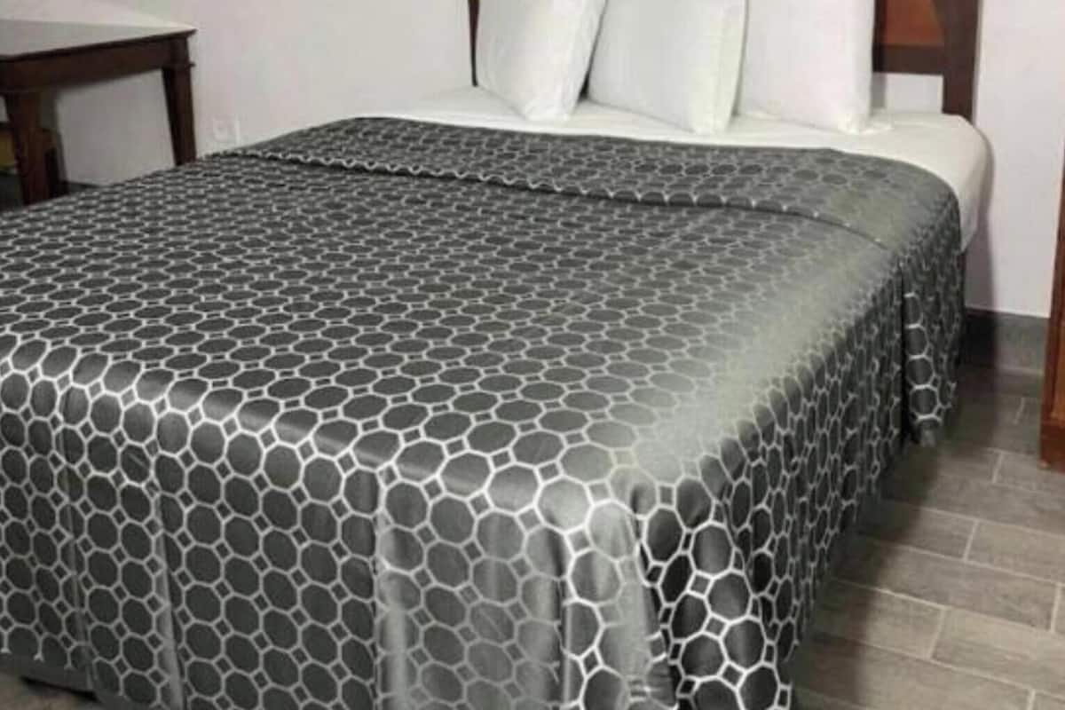 Escritorio, tabla de planchar con plancha, wifi gratis y ropa de cama