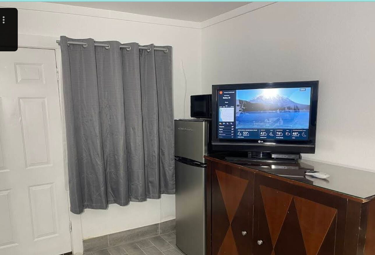 Zimmer, 1 King-Bett, Raucher | Schreibtisch, Bügeleisen/Bügelbrett, kostenloses WLAN, Bettwäsche