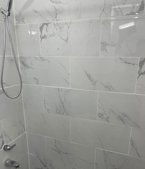 Habitación, 1 cama King size, para fumadores | Regadera en el baño