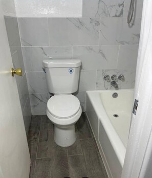 Værelse - 1 kingsize-seng - ryger | Badeværelse | Gratis toiletartikler, hårtørrer, håndklæder