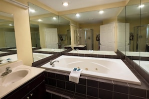 Amenidades de baño gratuitas, secadora de cabello, toallas