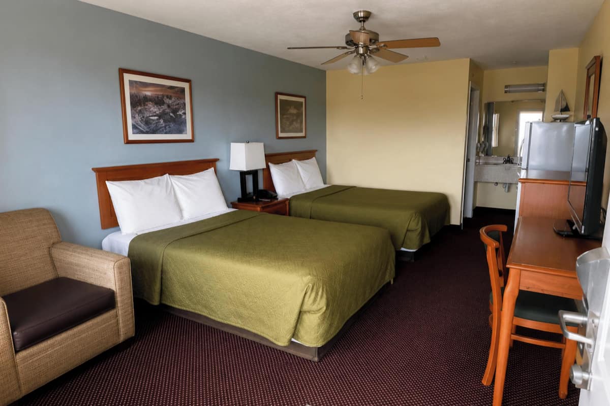 Habitación, para fumadores (2 Full Bed) | Escritorio, wifi gratis y ropa de cama
