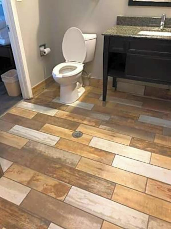 Articles de toilette (gratuits), séchoir à cheveux, serviettes fournies