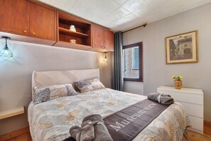 WiFi, bed sheets