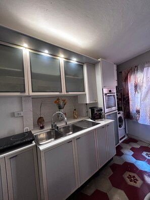 Fridge, microwave, oven, stovetop - Apartment 'Museum View B' with Wi-Fi and Air Conditioning (Sassello)
