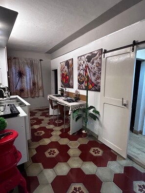 Frigorífico, microondas, horno y placa de cocina
