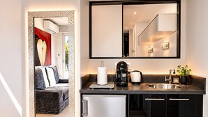 A compact kitchen with a refrigerator, coffee maker, and sink. - Naturiste Cap d'Agde Port Nature 740 (Agde)