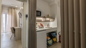 Une cuisine moderne équipée d’un four à micro-ondes, d’un évier et de placards de rangement.