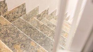 Un escalier dont les marches sont décorées de motifs en carreaux.