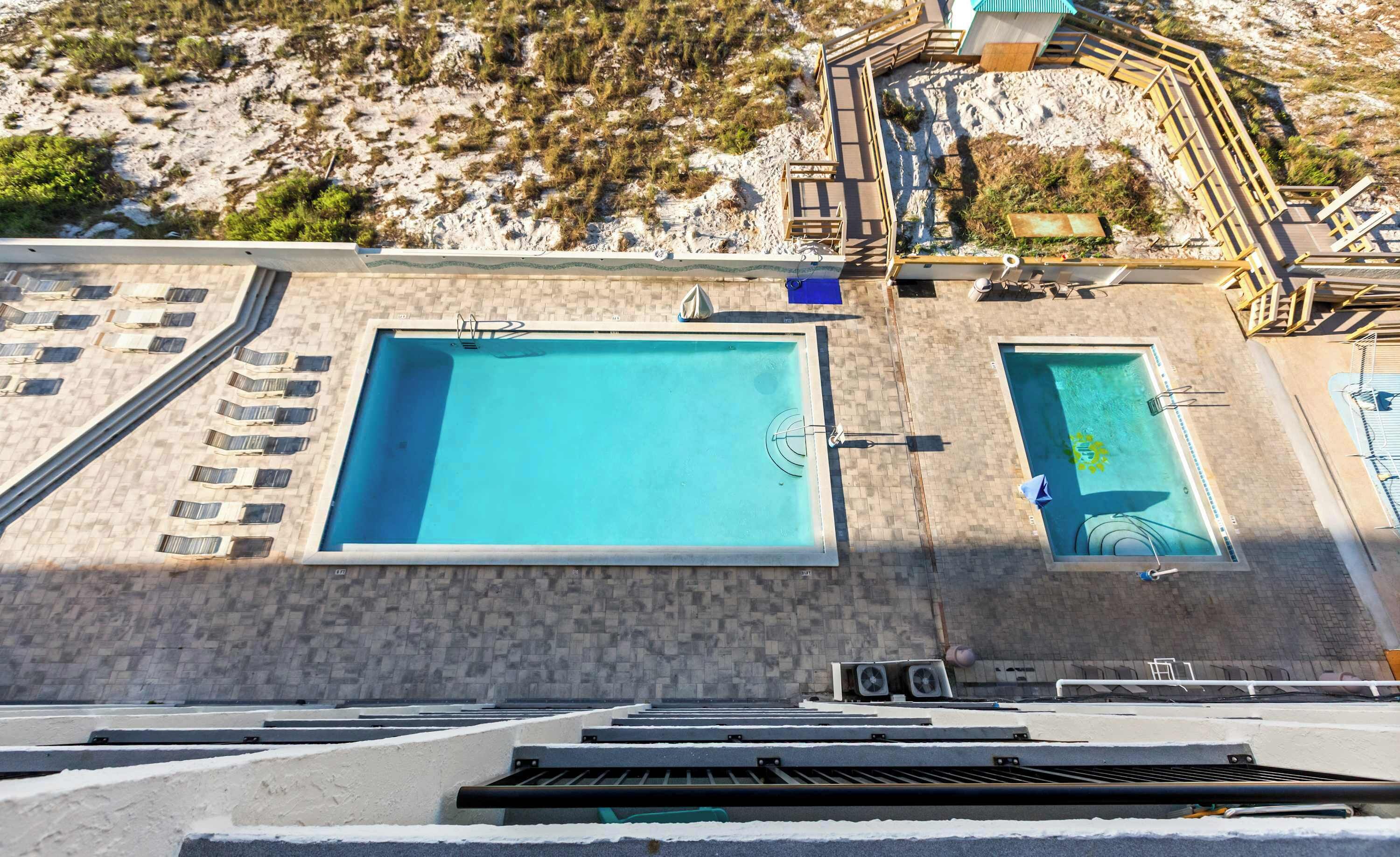 En pool på taket med utsikt över det omgivande landskapet.