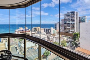 Ein Hochhaus mit Blick auf das Meer und die Stadtlandschaft.
