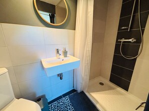 Douche, sèche-cheveux, serviettes fournies, savon