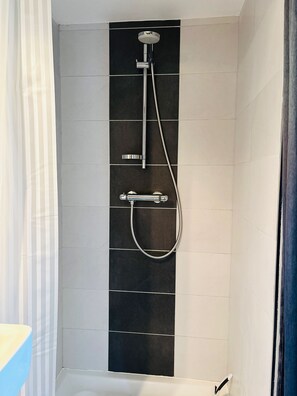 Ducha, secador de pelo, toallas, jabón