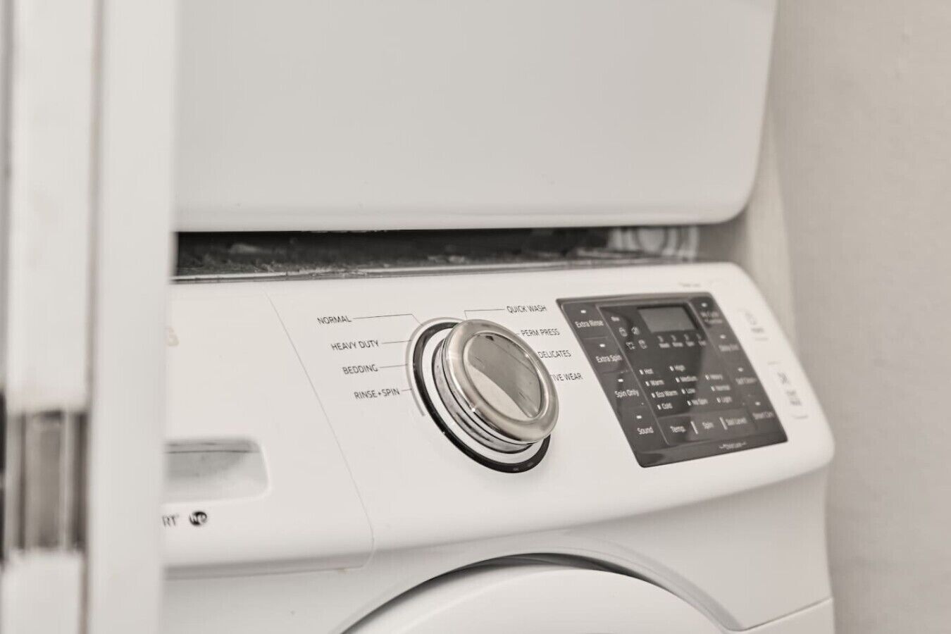 Eine Waschmaschine mit Frontlader, Bedienfeld und Drehregler.