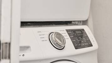 Eine Waschmaschine mit Frontlader, Bedienfeld und Drehregler.