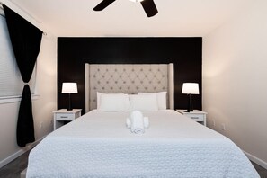A hotel room with a large bed, two bedside tables, a headboard, and a ceiling fan. - Near Airport  & Hospital / Fast WiFi / Parking (McAllen)