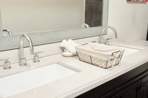 A bathroom with two sinks, a large mirror, and a towel rack. - Near Airport  & Hospital / Fast WiFi / Parking (McAllen)