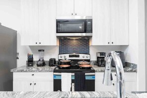 Private kitchen - Modern Professional Central Fast Wi-Fi /Air Fryer (McAllen)