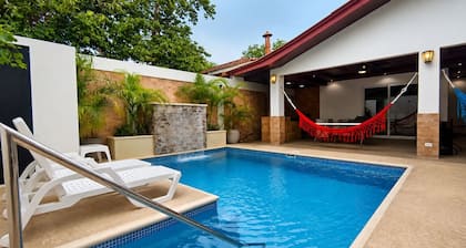 Chitré Pool & BBQ House | Sunny Patio & AC