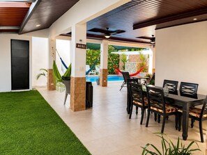 Outdoor dining - Chitré Pool & BBQ House | Sunny Patio & AC (San Juan Bautista)