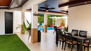 Eine Terrasse mit Pool, Sitzgelegenheiten im Freien und einer Tür mit der Aufschrift '103'.