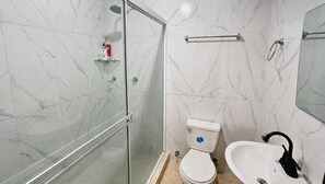 Bathroom - Chitré Oasis: Modern Home with Private Pool & BBQ (San Juan Bautista)