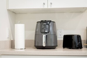 Eine Küche mit Kaffeemaschine, Toaster und Papierhandtuchspender.
