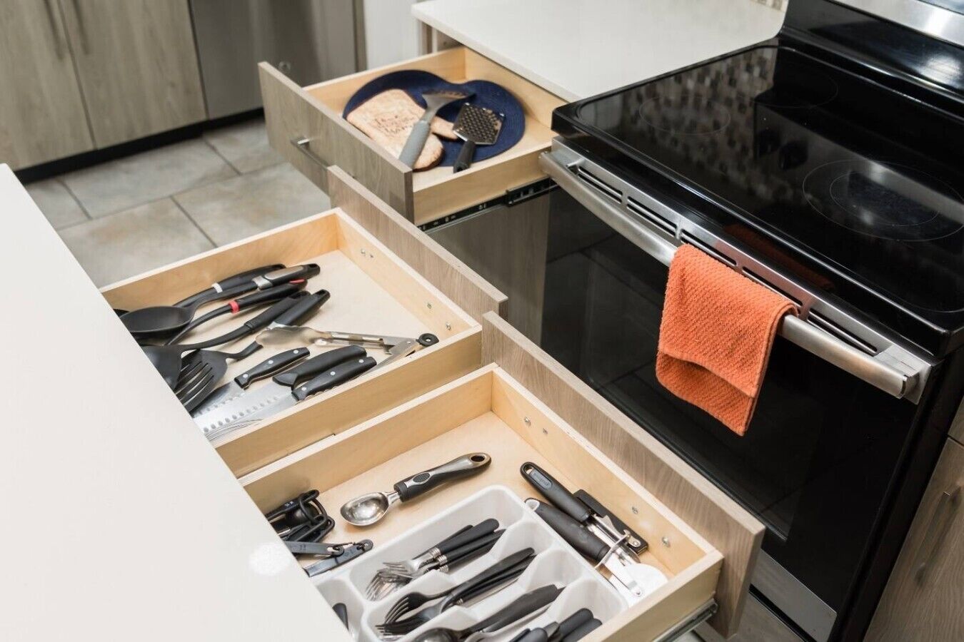 Een koelkast, een magnetron, een oven, een kookplaat