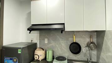 Oven, stovetop, cookware/dishes/utensils