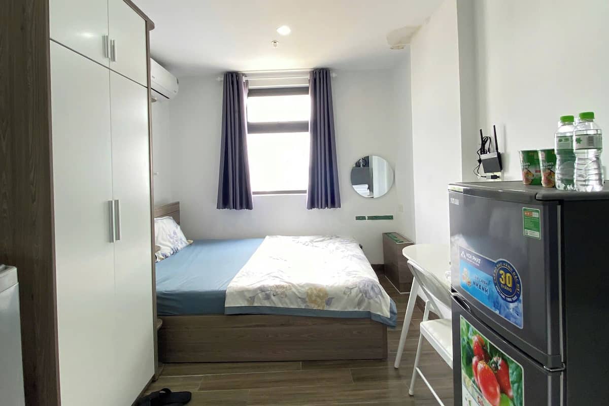 Classic Studio, 1 Large Twin Bed, Kitchen, Mountain View | Desk, blackout drapes, iron/ironing board, free WiFi