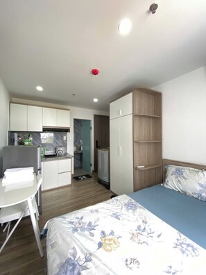 Classic Studio, 1 Katil Bujang XL (Large Single), Kitchen, Mountain View | Meja, langsir/tirai gelap terus, seterika/papan seterika, Wi-fi percuma 
