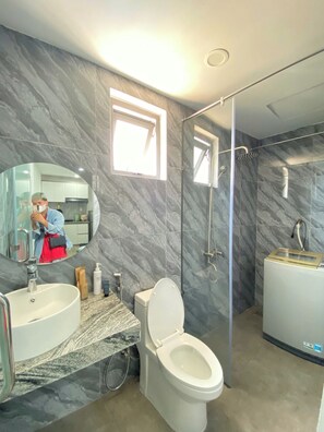 Studio Klasik, 1 Tempat Tidur Twin Besar, dapur, pemandangan gunung | Kamar mandi