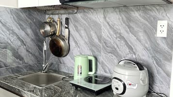 Classic Studio, 1 Large Twin Bed, Kitchen, Mountain View | Private kitchen | Oven, stovetop, cookware/dishes/utensils