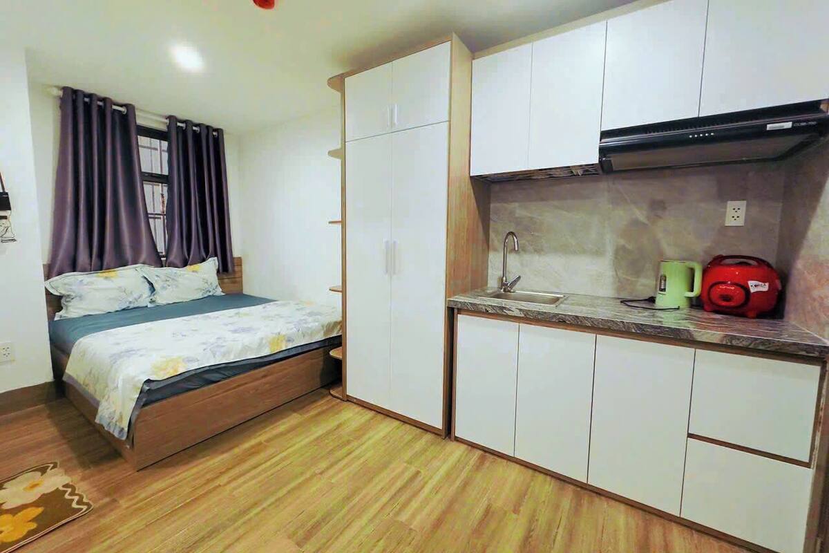 Escritorio, cortinas blackout y tabla de planchar con plancha