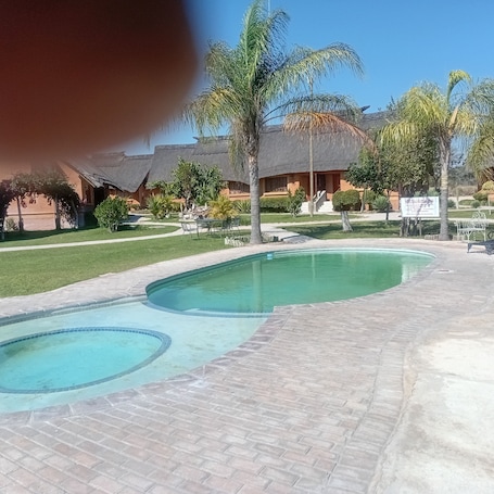 Piscine extérieure. EKORI LODGE
