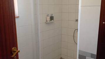 Deluxe Double Room | Bathroom | Soap, shampoo, toilet paper