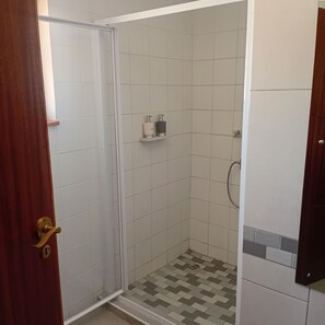 Deluxe Double Room | Bathroom | Soap, shampoo, toilet paper