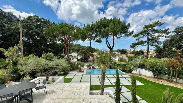 A backyard with a swimming pool, patio furniture, and a variety of trees and shrubs. - ROYAN PONTAILLAC UPSCALE VILLA "LES PINS" 2/4/6 PERSONS WITH POOL (Royan)