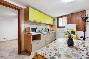 Kühlschrank, Mikrowelle, Herdplatte, Geschirrspüler