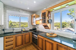 Private kitchen - Villa con Piscina Privada y Vistas al Garraf (Sant Pere de Ribes)