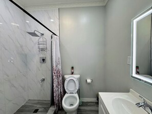 Serviettes fournies, papier toilette