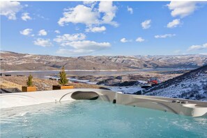 Outdoor spa tub - Deer Valley Gondola Lake & Ski Chalets (Heber City)