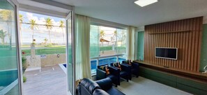 A room with a pool view, a TV, and a seating area. - COSTE0114 - Inba Stella Residence (Salvador)