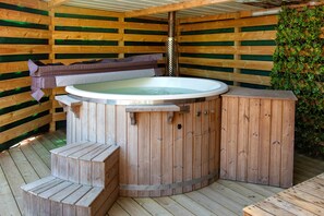 Outdoor spa tub - Wellness Mongolian Yurt with Nordic Bath, All Comforts (Quimper)