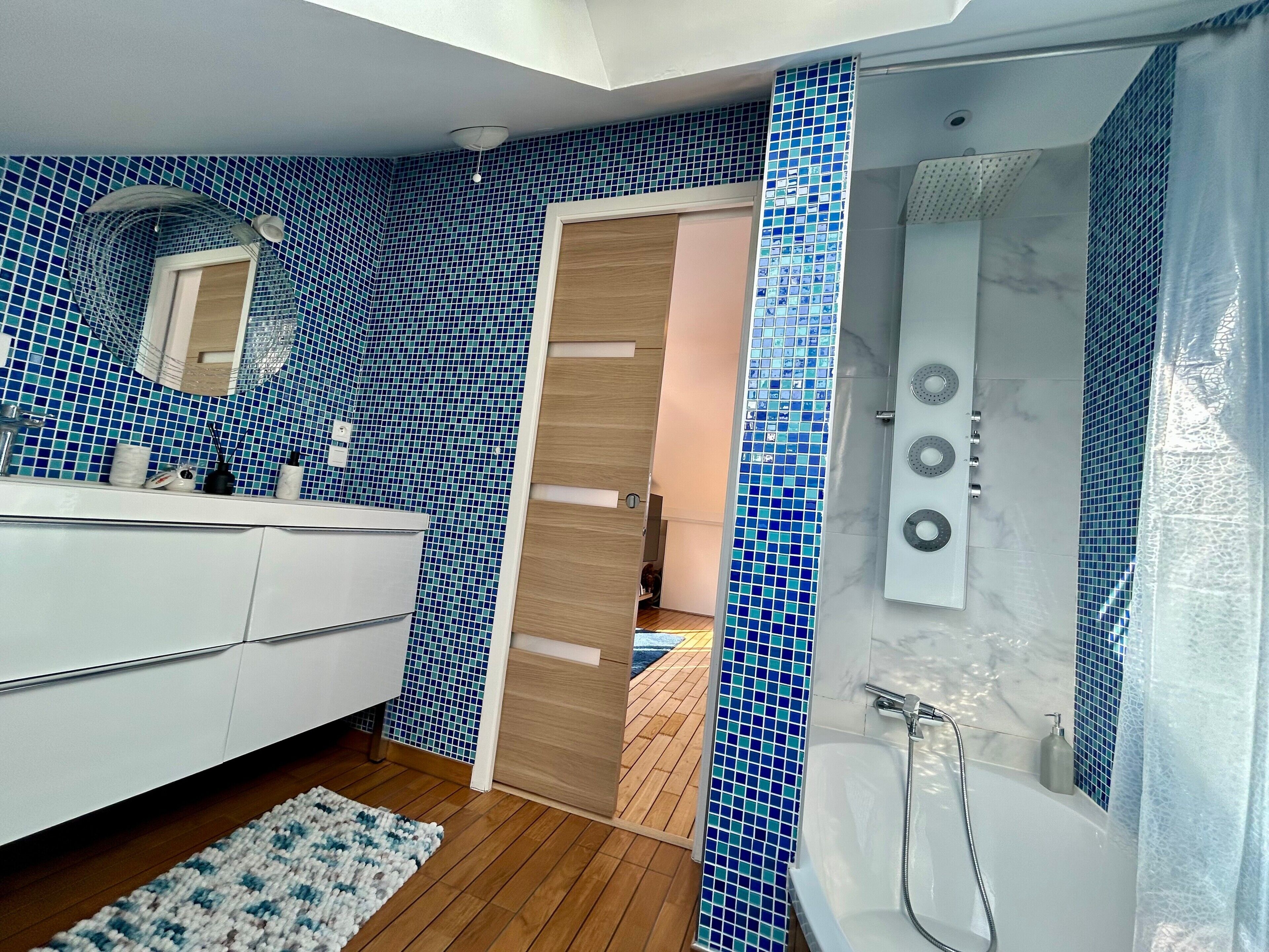 Een douche, een haardroger, handdoeken